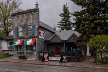 Okotoks, Alberta - 19 Mayıs 2024: R.F.G. 'nin dış cephesi Okotoks 'ta İtalyan Bistro.