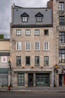 Montreal, Quebec - 23 Mayıs 2024: Montreal 'in eski Montreal bölgesinde tarihi binalar.