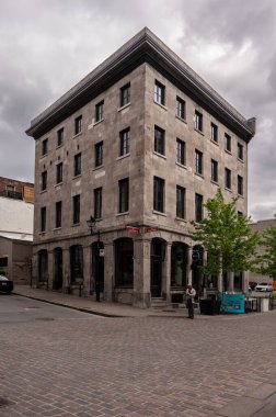 Montreal, Quebec - 23 Mayıs 2024: Eski Montreal 'deki Aziz Paul Caddesi' ndeki tarihi bina.