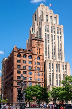 Montreal, Quebec - 23 Mayıs 2024: Montreal 'deki Place d' Armes Meydanı 'ndaki Art deco ofis kulesi.