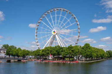 Montreal, Quebec - 24 Mayıs 2024: Eski Montreal 'de Büyük Dönme Dolap.