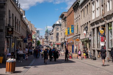 Montreal, Quebec - 24 Mayıs 2024: Eski Montreal 'deki büyüleyici Aziz Paul Caddesi.