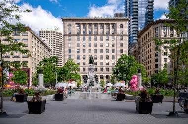 Montreal, Quebec - 23 Mayıs 2024: Montreal şehir merkezindeki Philips Meydanı.