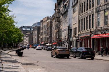 Montreal, Quebec - 24 Mayıs 2024: Eski Montreal 'deki Komün Caddesi' ndeki tarihi binalar.