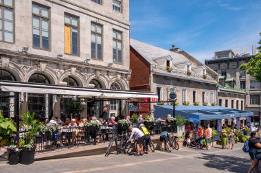 Montreal, Quebec - 24 Mayıs 2024: Jacques Cartier Meydanı 'ndaki güzel binalar.