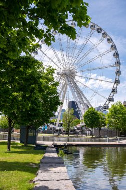 Montreal, Quebec - 24 Mayıs 2024: Eski Montreal 'de Büyük Dönme Dolap.