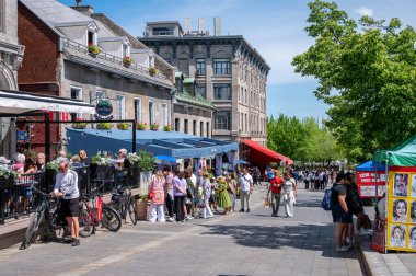 Montreal, Quebec - 24 Mayıs 2024: Jacques Cartier Meydanı 'ndaki güzel binalar.