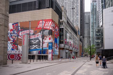 Montreal, Quebec - 25 Mayıs 2024: NHL 'nin Montreal Kanadalılarının evi olan Bell Center' ın dışında.