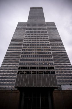 Montreal, Quebec - 25 Mayıs 2024: Montreal şehir merkezindeki bir ofis kulesine bakıyorum.