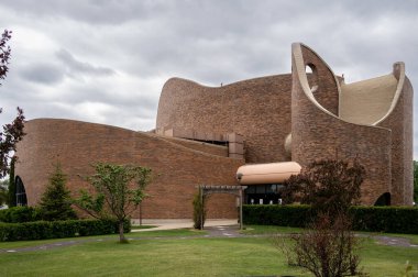 Kırmızı Geyik, Alberta - 9 Haziran 2024: Kızıl Geyik 'teki St. Mary Katolik Kilisesi. Ünlü Kanadalı mimar Douglas Cardinal tarafından tasarlandı..