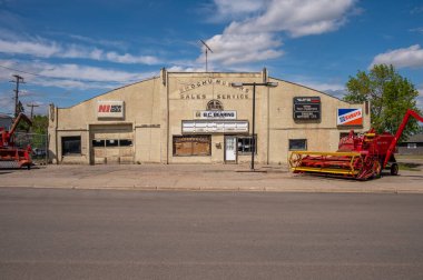 Trochu, Alberta - 9 Haziran 2024: Trochu, Alberta 'da terk edilmiş bir otomobil hizmet merkezinin önü.