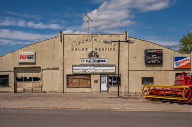 Trochu, Alberta - 9 Haziran 2024: Trochu, Alberta 'da terk edilmiş bir otomobil hizmet merkezinin önü.