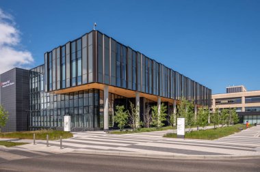 Calgary, Alberta - 20 Haziran 2024: Kampüsteki Haskayne İşletme Okulu 'nun dışı.