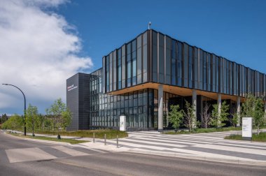 Calgary, Alberta - 20 Haziran 2024: Kampüsteki Haskayne İşletme Okulu 'nun dışı.