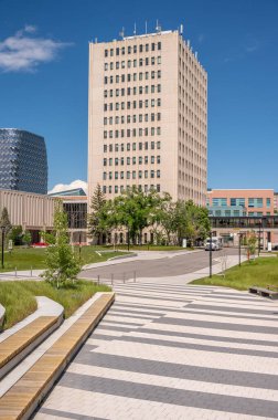 Calgary, Alberta - 20 Haziran 2024: UofC kampüsündeki Eğitim Sınıfı Bloğu 'nun dışı.