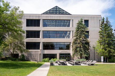 Calgary, Alberta - 20 Haziran 2024: Kampüsteki Haskayne İşletme Okulu 'nun dışı.