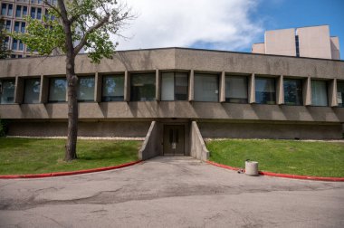 Calgary, Alberta - 20 Haziran 2024: UofC kampüsündeki Bilim Tiyatroları binasının dışı.