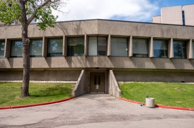 Calgary, Alberta - 20 Haziran 2024: UofC kampüsündeki Bilim Tiyatroları binasının dışı.