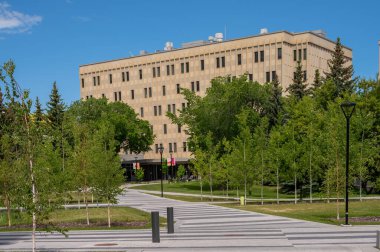 Calgary, Alberta - 20 Haziran 2024: UofC kampüsündeki Calgary Bilim Üniversitesi B binası.