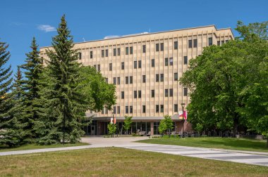 Calgary, Alberta - 20 Haziran 2024: UofC kampüsündeki Calgary Bilim Üniversitesi B binası.