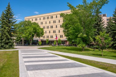 Calgary, Alberta - 20 Haziran 2024: UofC kampüsündeki Calgary Bilim Üniversitesi B binası.