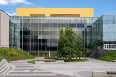 Calgary, Alberta - 20 Haziran 2024: UofC kampüsündeki Calgary Schulich Üniversitesi Mühendislik Fakültesi.