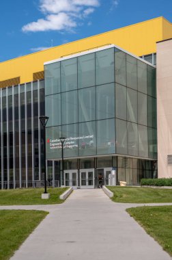 Calgary, Alberta - 20 Haziran 2024: UofC kampüsündeki Calgary Schulich Üniversitesi Mühendislik Fakültesi.