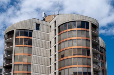 Calgary, Alberta - 20 Haziran 2024: Calgary, Alberta 'daki Brutalist tarzı apartman kompleksi.