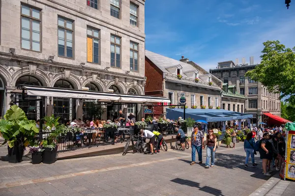 Montreal, Quebec - 24 Mayıs 2024: Jacques Cartier Meydanı 'ndaki güzel binalar.