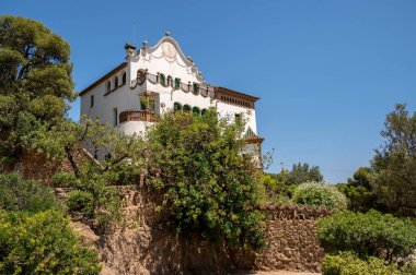 Barselona, İspanya - 2 Ağustos 2024: Barcelona, İspanya 'daki Park Guell' de Casa Trias,