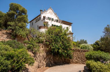 Barselona, İspanya - 2 Ağustos 2024: Barcelona, İspanya 'daki Park Guell' de Casa Trias,