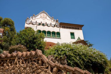 Barselona, İspanya - 2 Ağustos 2024: Barcelona, İspanya 'daki Park Guell' de Casa Trias,