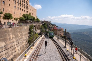 Montserrat, İspanya - 3 Ağustos 2024: Barcelona yakınlarındaki Montserrat manastırına gelen tren.