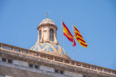 Palau de la Generalitat 'ın tepesindeki bayraklar, Katalonya, Barselona' daki Katalan Hükümeti 'nin merkezi..