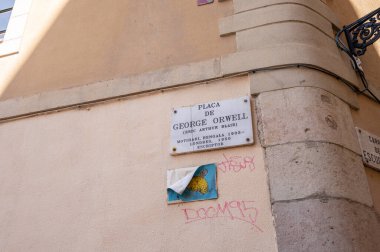 Barcelona, İspanya - 3 Ağustos 2024: Gotik Bölge 'de Placa de George Orwell için bir yapı imzala.