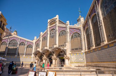 Valencia, İspanya - 5 Ağustos 2024: Valencia 'nın Güzel Eski Kasaba Bölgesindeki Merkez Pazarı.