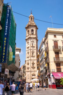 Valencia, İspanya - 5 Ağustos 2024: Valencia 'nın Santa Catalina Kilisesi ve Güzel Eski Şehir Bölgesi Kulesi.