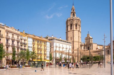 Valencia, İspanya - 5 Ağustos 2024: Valensiya 'nın Plaza del la Reina Meydanı ve Güzel Eski Şehir Bölgesi Katedrali.
