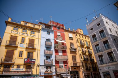 Valencia, İspanya - 5 Ağustos 2024: Güzel Eski Kasaba bölgesindeki renkli binaların manzarası.