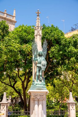 Valencia, İspanya - 5 Ağustos 2024: Eski şehrin güzel bölgesinde baş melek Aziz Michael 'ın bronz figürü.