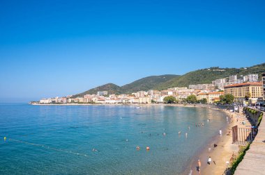 Ajaccio, Fransa - 8 Ağustos 2024: Yerel halk Ajaccio, Korsika sahilinde yaz yüzüşünün keyfini çıkarıyor.