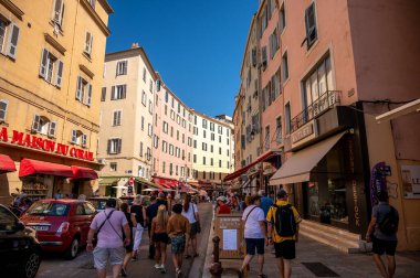 Ajaccio, Fransa - 8 Ağustos 2024: Ajaccio, Korsika 'da turistlerle dolu cadde.