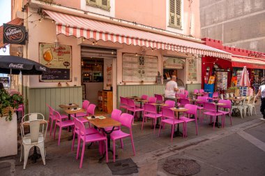 Ajaccio, Fransa - 8 Ağustos 2024: Ajaccio, Korsika 'da bir turistik bölgede açılan restoran.
