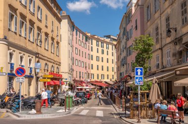 Ajaccio, Fransa - 8 Ağustos 2024: Ajaccio, Korsika 'nın turistik bölgelerinde yoğun sokaklar.