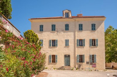 Korsika kıyısı boyunca Ajaccio Kalesi 'nin içindeki binalar..