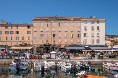 Ajaccio, Fransa - 8 Ağustos 2024: Corisca Ajaccio limanında tekne.