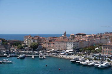 Ajaccio, Fransa - 8 Ağustos 2024: Corisca Ajaccio limanında tekne.