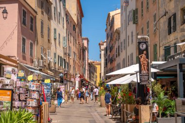 Ajaccio, Fransa - 8 Ağustos 2024 Ajaccio 'nun kalbinde güzel sokaklar.