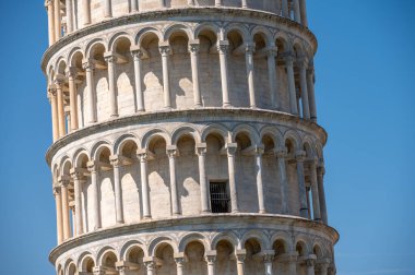 Mucizeler Meydanı 'nda Eğik Pisa Kulesi.
