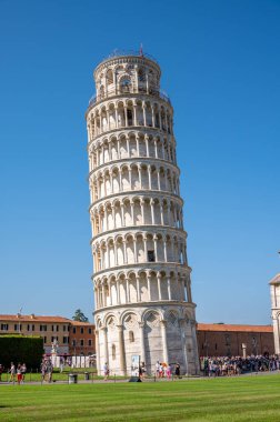 Pisa, İtalya - 9 Ağustos 2024: Pisa Katedrali ve Mucizeler Meydanı 'ndaki Çan Kulesi.